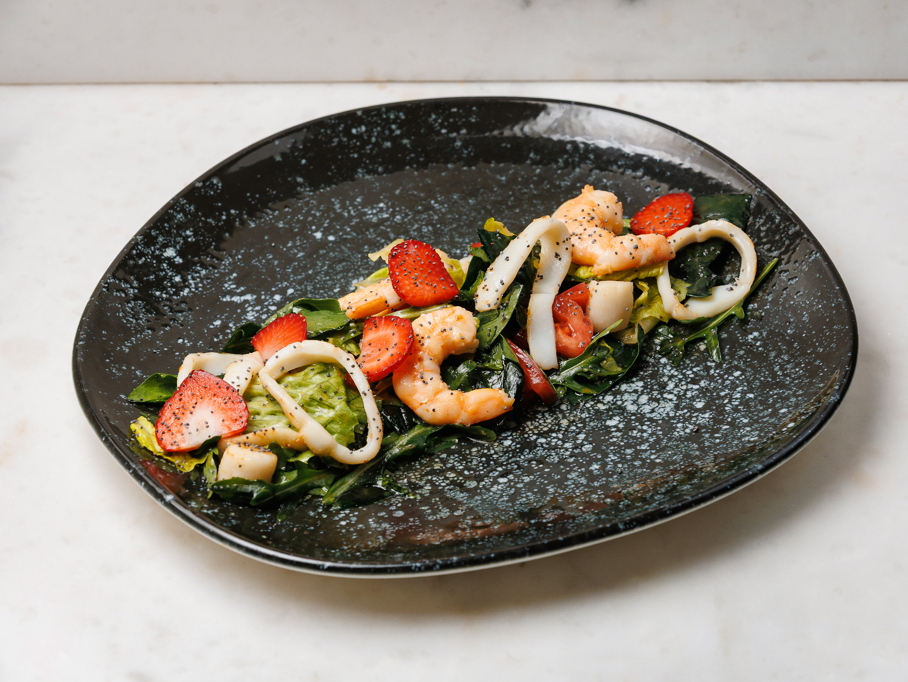 Теплый салат с морепродуктами и клубникой